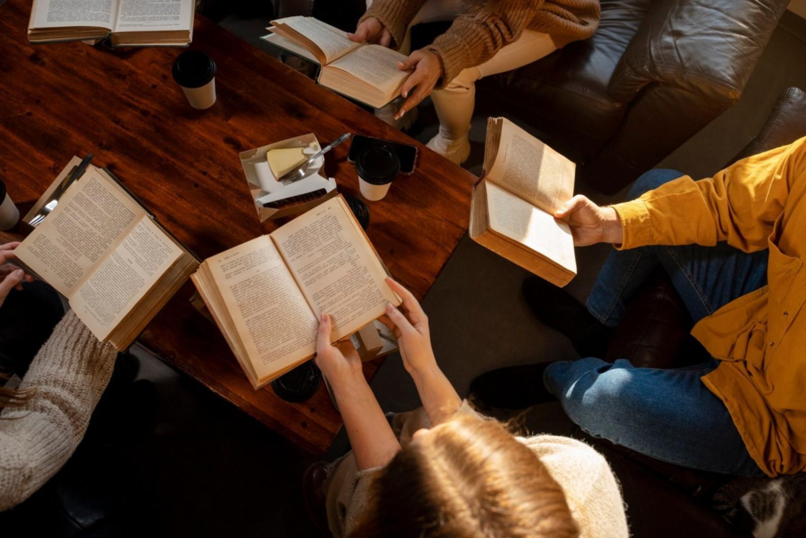 Студенты изучают методы анализа данных на практических занятиях